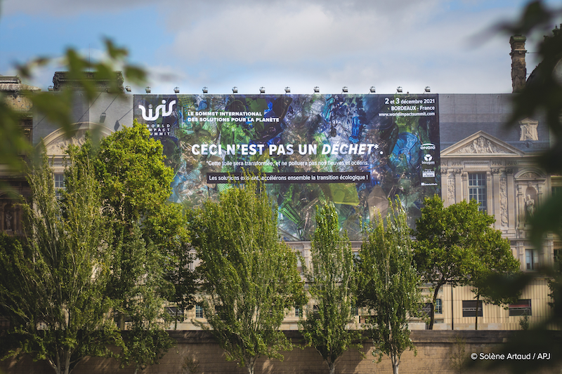 Cette toile de 566m² exposée à Paris jusqu’au 23 août, et sera ensuite recyclée et transformée en tote bags par l'agence Reversible éco-design