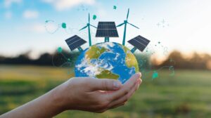 Visuel d’innovation guidée par la résilience climatique : Une main tendant un globe terrestre duquel émergent des innovations technologiques vertes comme des panneaux solaires et des éoliennes. Des éléments en bleu et vert symbolisent l’innovation durable inspirée par la résilience climatique